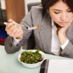 ngemil cemilan di kantor